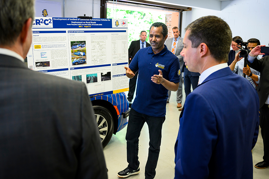 graduate student discussing autonomous driving with Secretary Pete Buittigieg